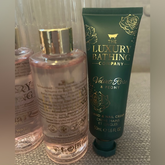 Luxury Velvet Rose and Peony Bath Set - Picture 4 of 6